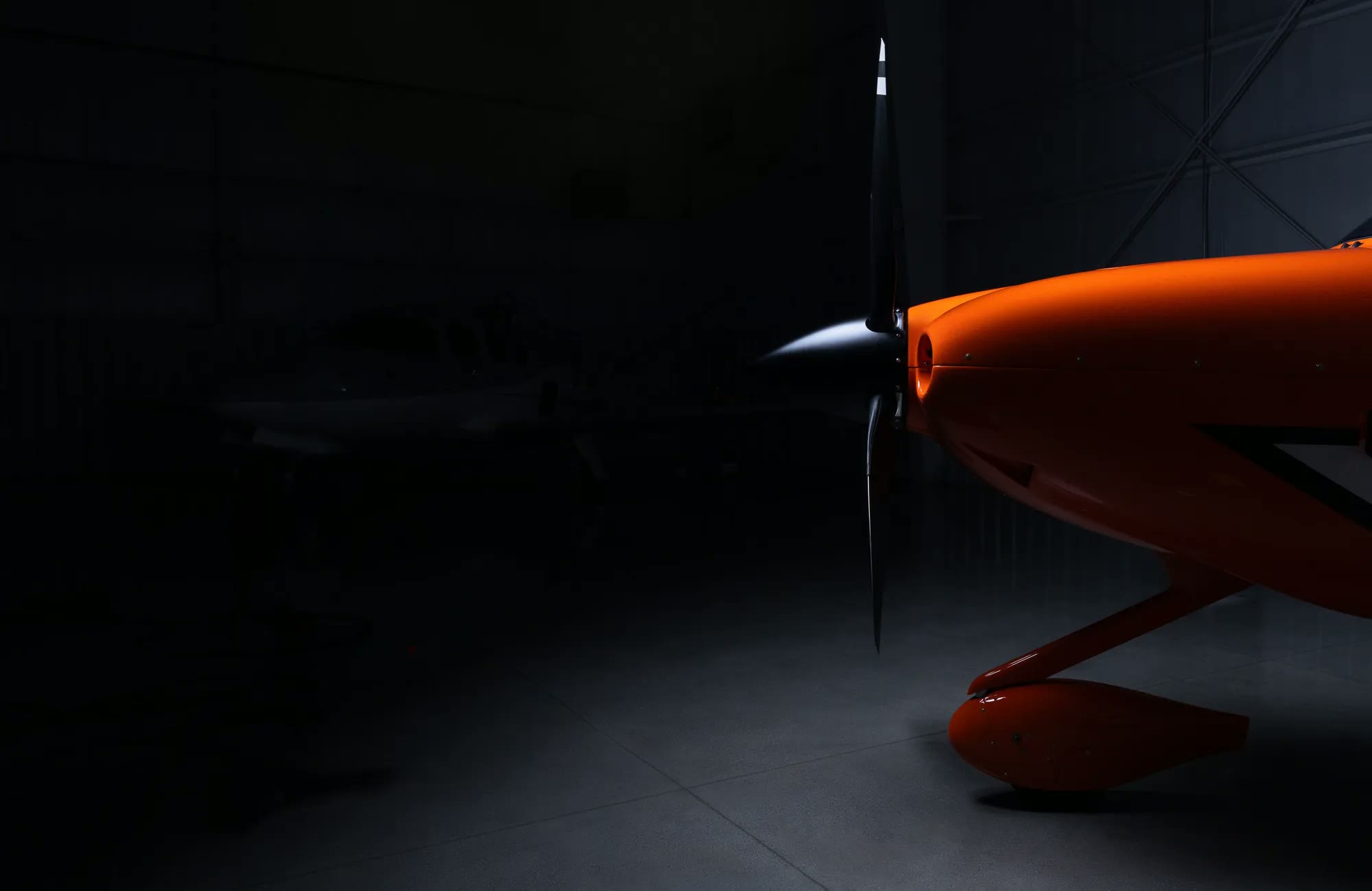 Detalhe do Cirrus SR22 G7 no hangar