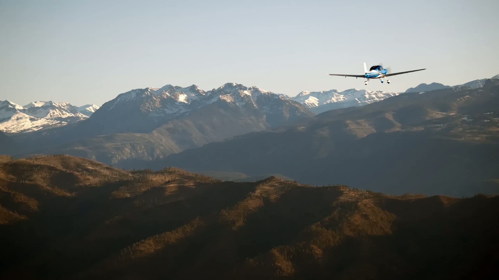 Cirrus SR22 G7+ em voo sobre montanhas no fim de tarde