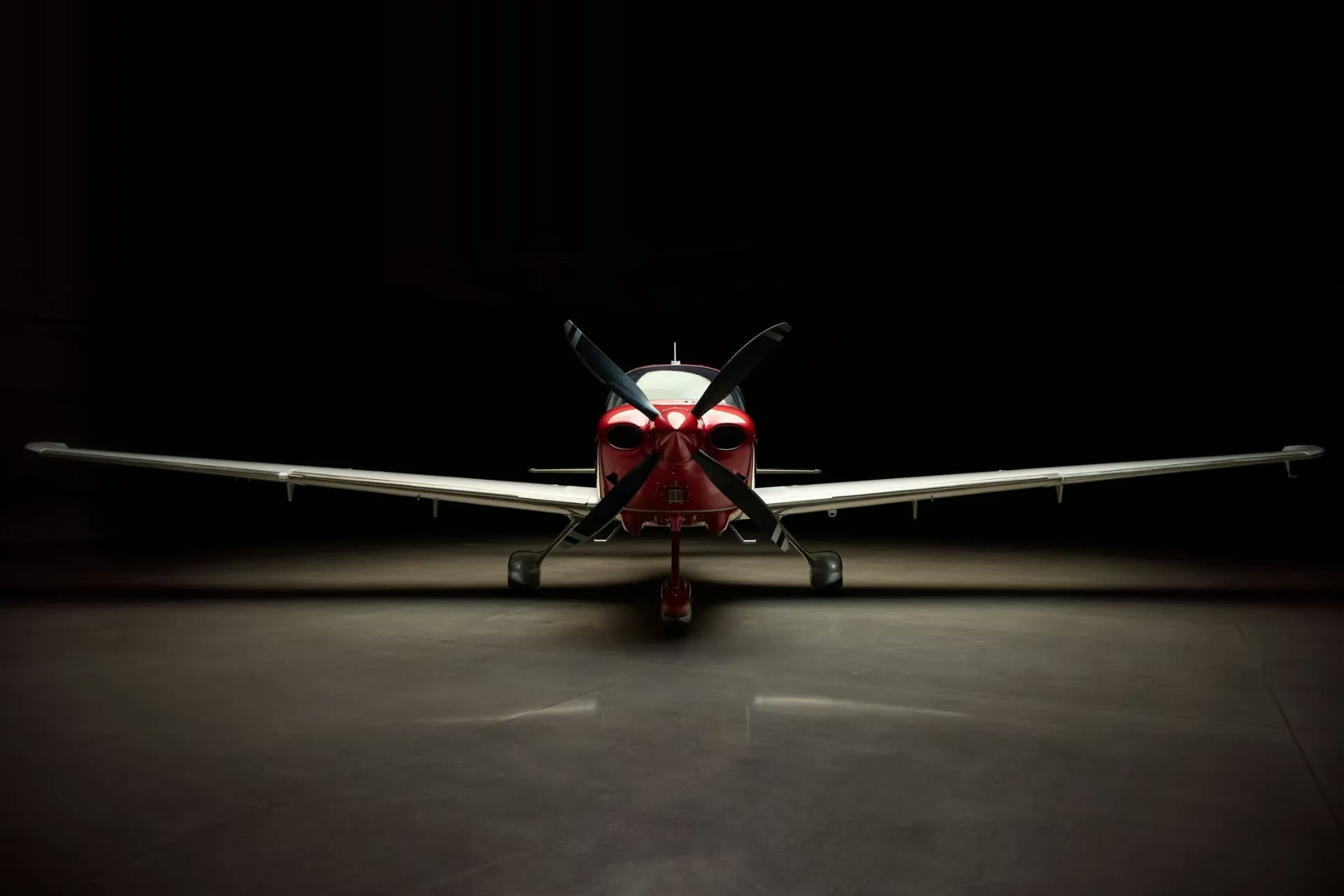 Cirrus SR22 G7+ de frente em estúdio escuro